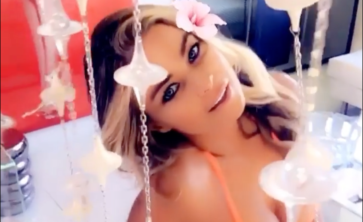 Carmen Electra, 51, puts her bare butt on display in a thong