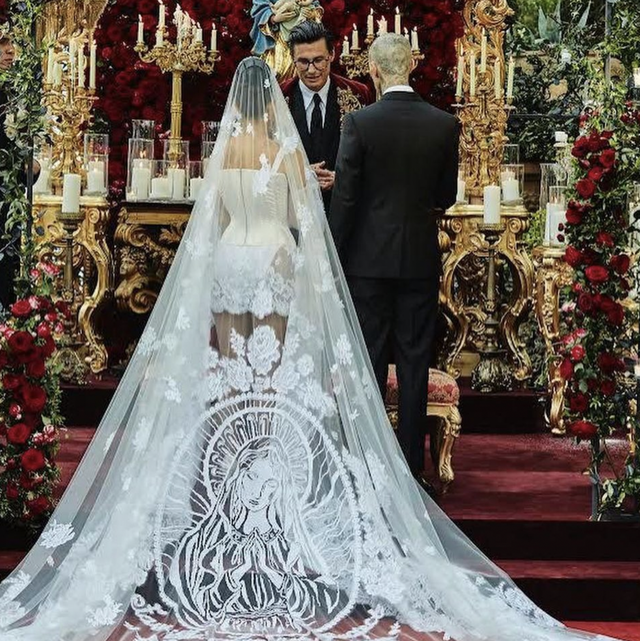 kourtney kardashian travis barker wedding dress
