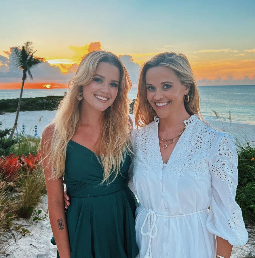 Reese Witherspoon & Daughter Ava Look Like Twins on Beach Getaway