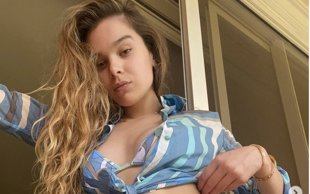 Hailee Steinfeld Has Toned Abs In A Retro Crop-Top In IG Photos