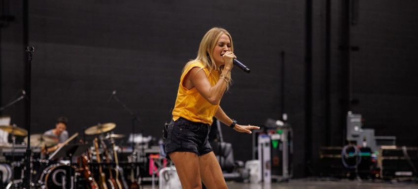 Carrie Underwood Has Sculpted Legs In Shorts And Heels In IG Pics