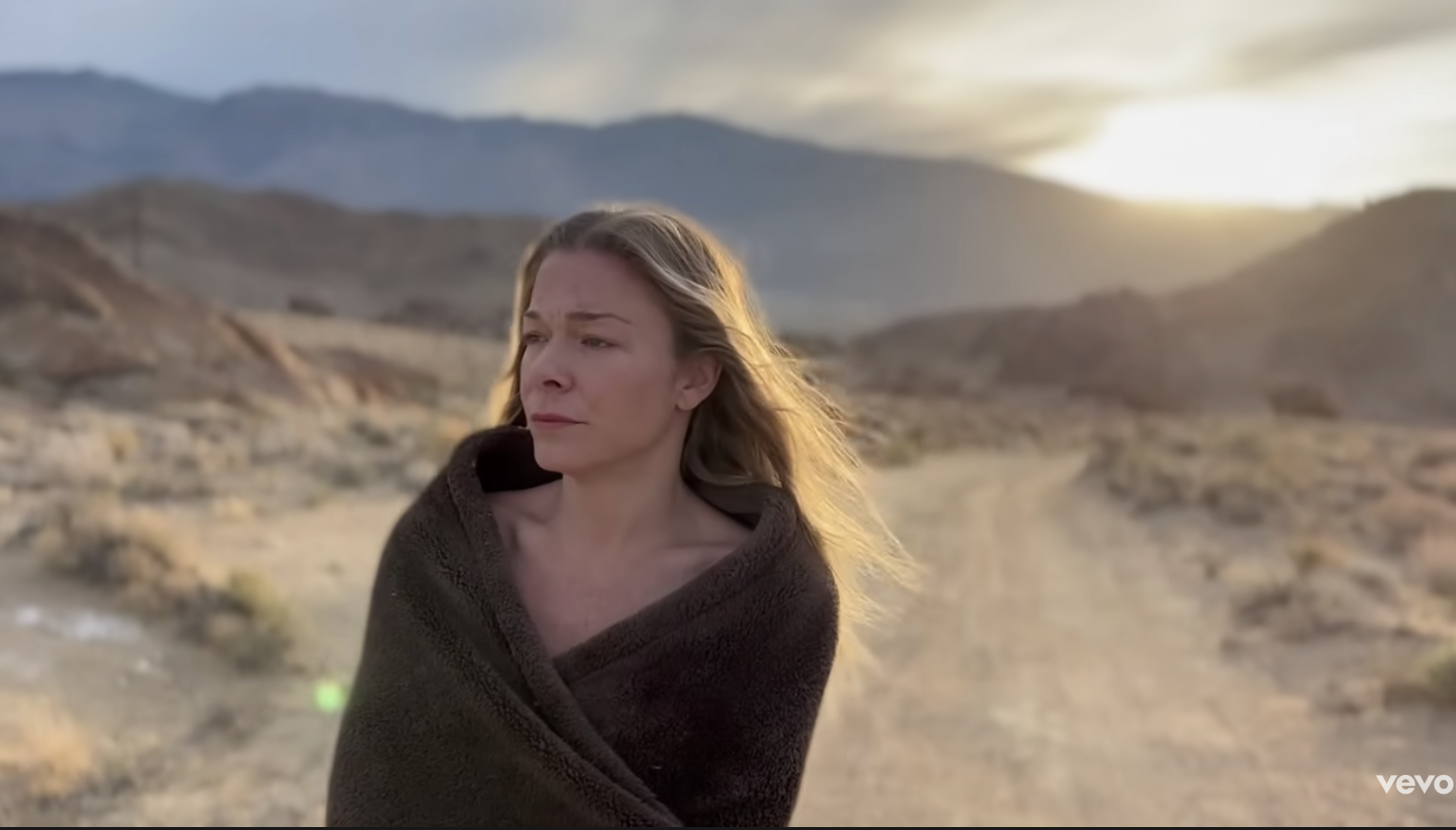 1480px x 844px - LeAnn Rimes Has A Toned Butt In Nude, Makeup-Free Music Video