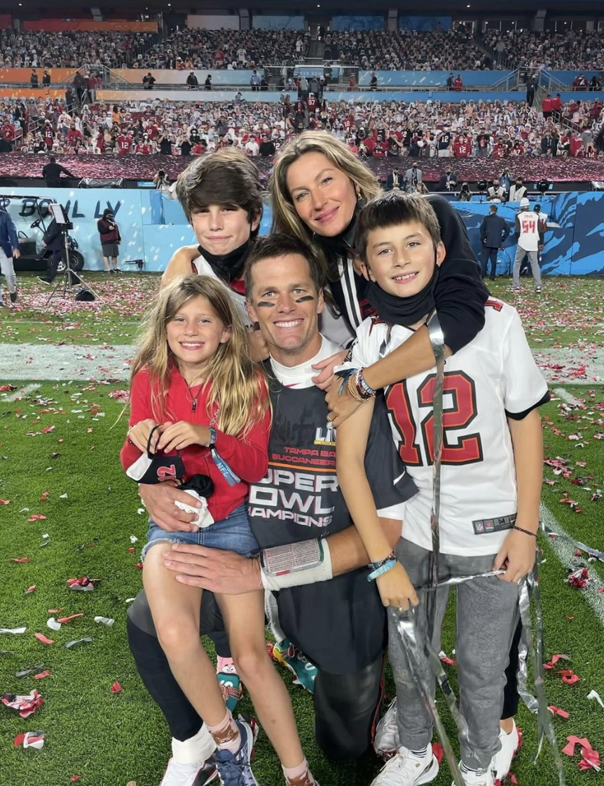 Tom Brady makes Tampa Bay Buccaneers signing official on Instagram