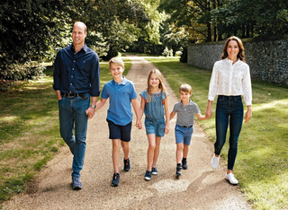 body language in kate and william's 2022 christmas card