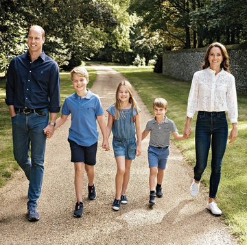 body language in kate and william's 2022 christmas card