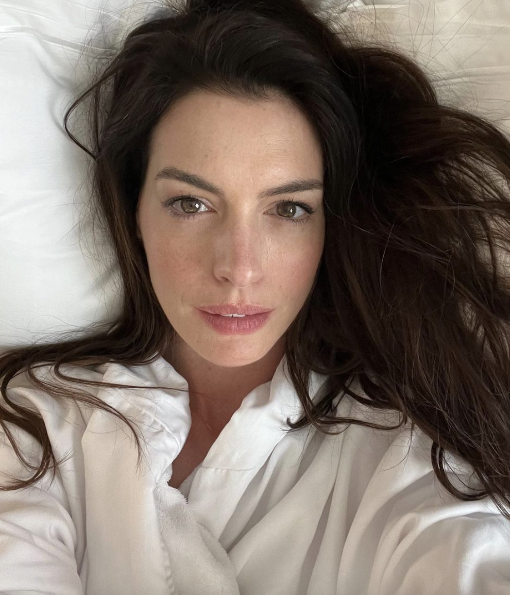 1050px x 1226px - Anne Hathaway Posts a Selfie Looking Fully Ageless