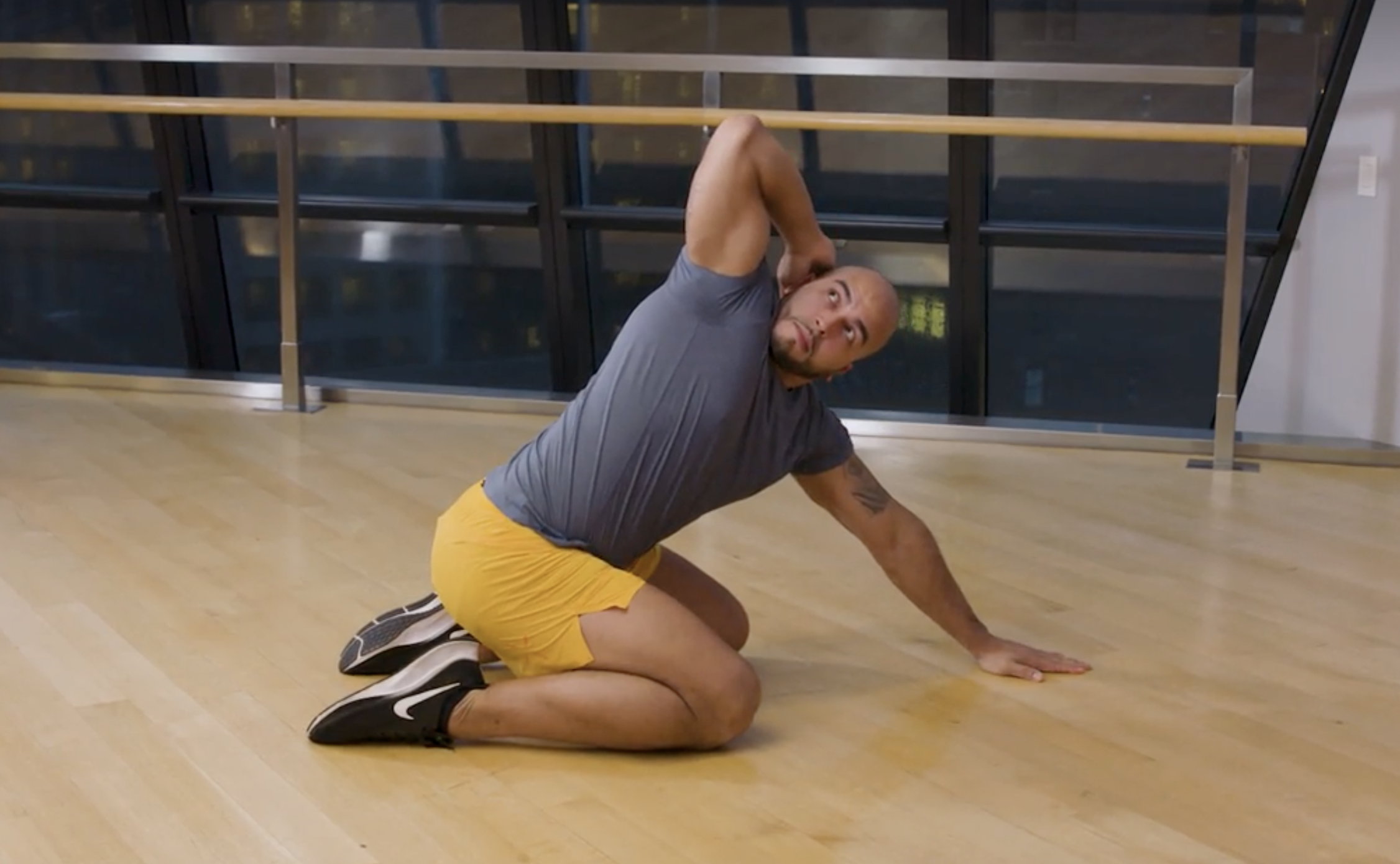 Mid-back pain: stretch and release thoracic area