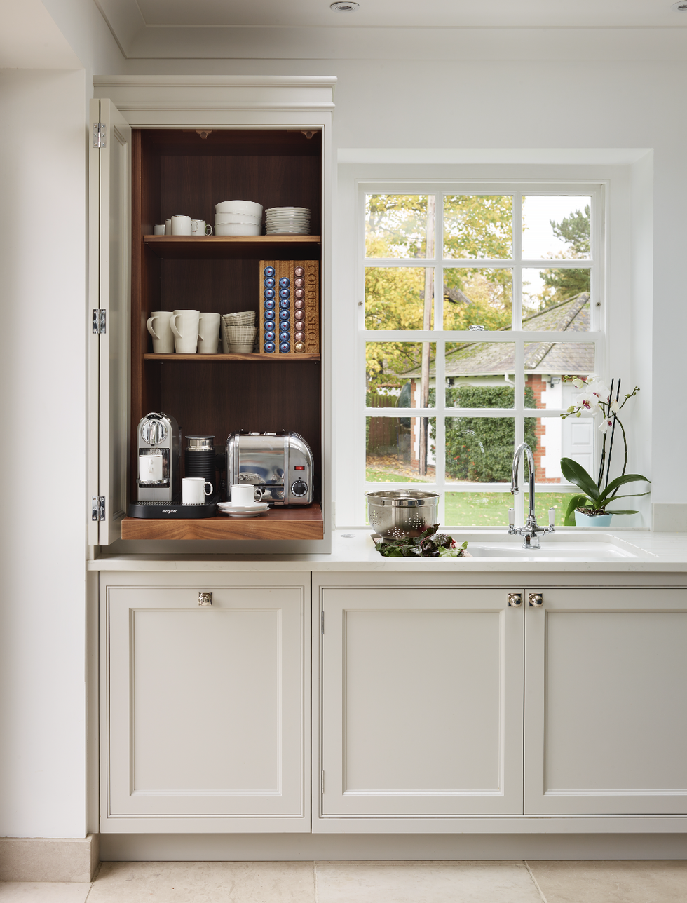 DISCOVER THE SECRET TO AN ORGANIZED KITCHEN WITH TOP CABINET
