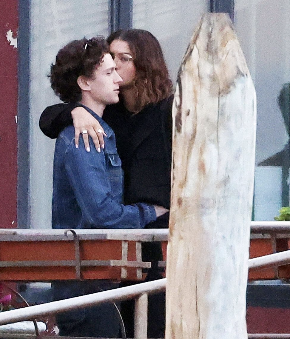 Zendaya Was Photographed Kissing Tom Holland On Venice Vacation