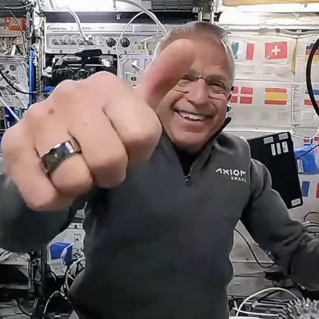 john shoffner giving a thumbs up from the international space station