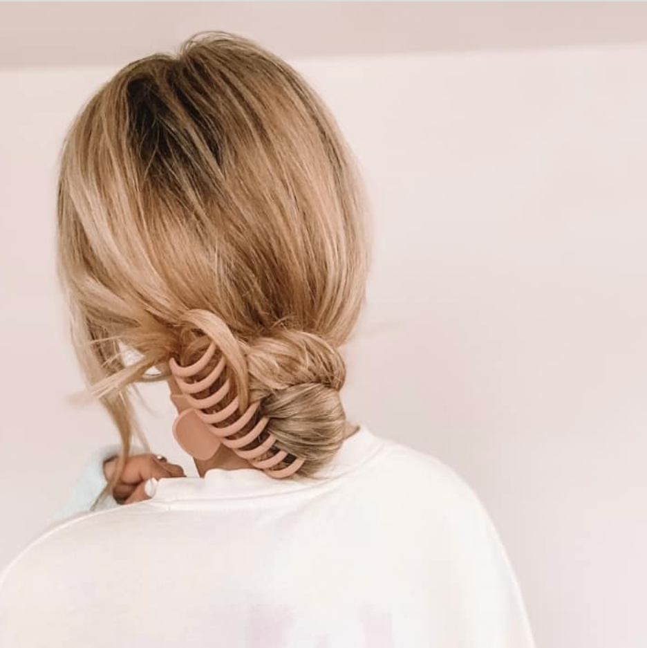 How to Style a Claw Clip: 10 Clawc Clip Hairstyles to Try in 2023