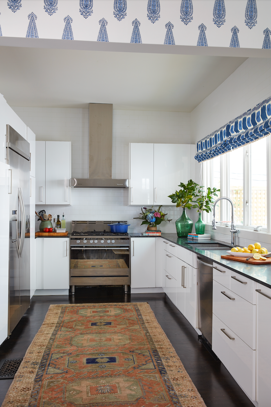 cocina blanca con alfombra y cortinas en blanco y azul