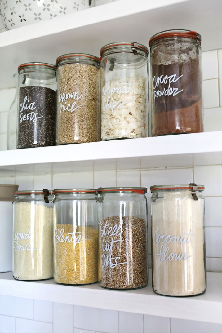 10 Inspiring Kitchens Organized with Glass Jars