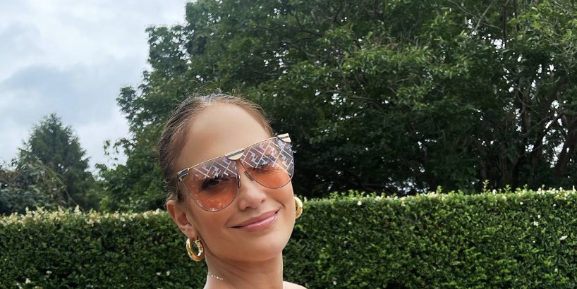 El atuendo del 4 de julio de Jennifer Lopez es un traje de baño coral con recortes