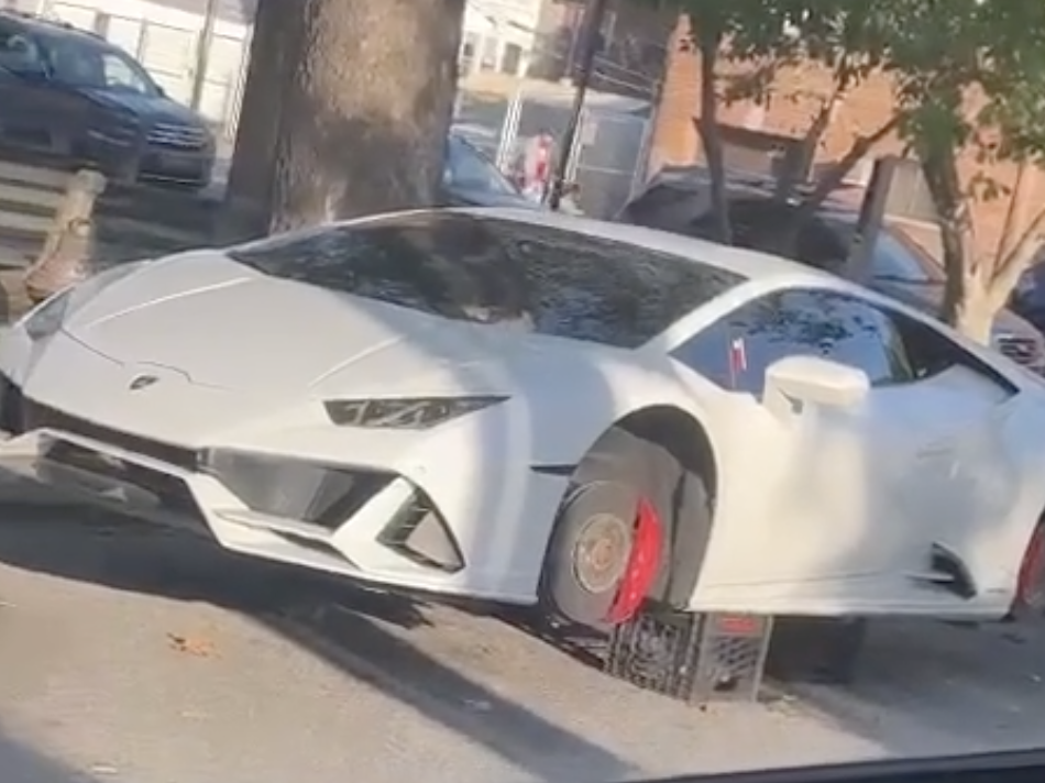 Man straps his red-white-blue bags to the roof of his… Lamborghini