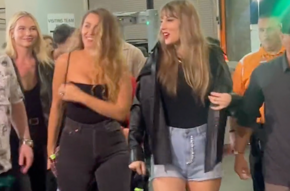 Taylor Swift brings Blake Lively, Ryan Reynolds and Hugh Jackman to Travis  Kelce's Chiefs football game