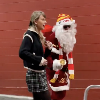 Taylor Swift Arrives With Santa to Christmas Day Chiefs Game