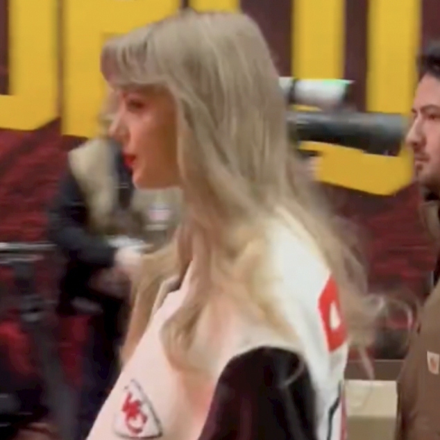 Taylor Swift Spotted Wearing Travis Kelce's Jacket to Chiefs NYE Game!