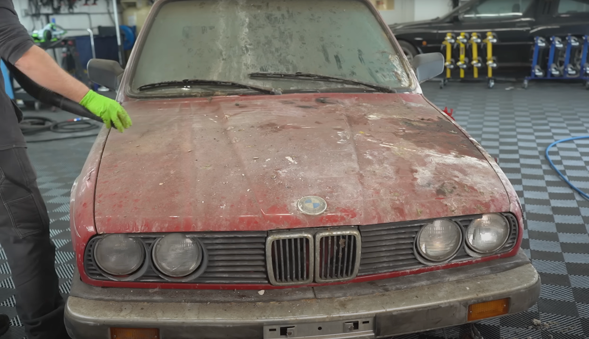 This E30 was in an abandoned building for years: Watch it get washed