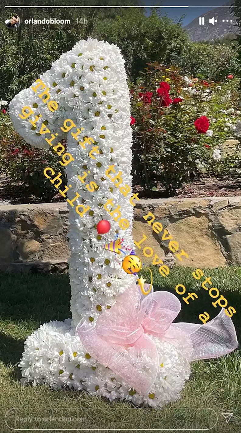 uma flor branca com flores amarelas e vermelhas
