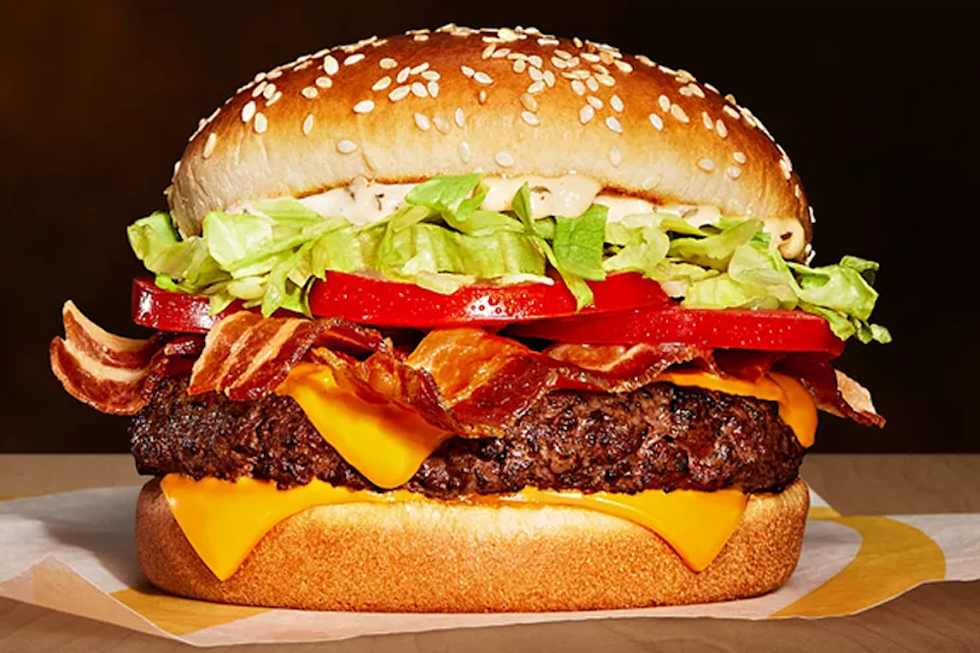 a cheeseburger with lettuce and tomato