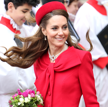 Waarom Kate Middleton vaak van top tot teen één kleur draagt tijdens koninklijke verschijningen foto collage van kate middleton met fotos waarop ze te zien is in eenkleurige outfits bij officiele gelegenheden