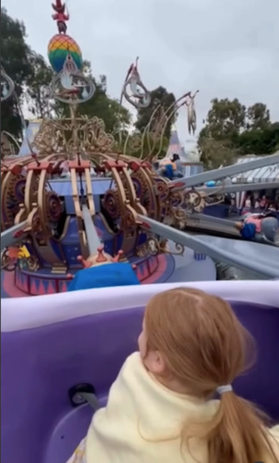 enfant observant un manège fantaisiste dans un parc à thème