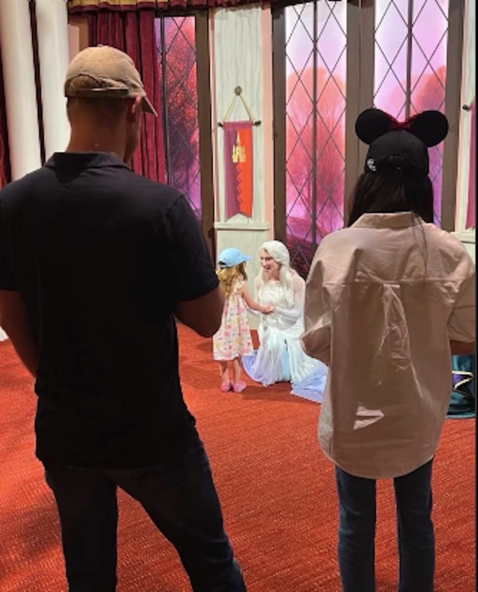 enfants interagissant avec un personnage dans un décor thématique