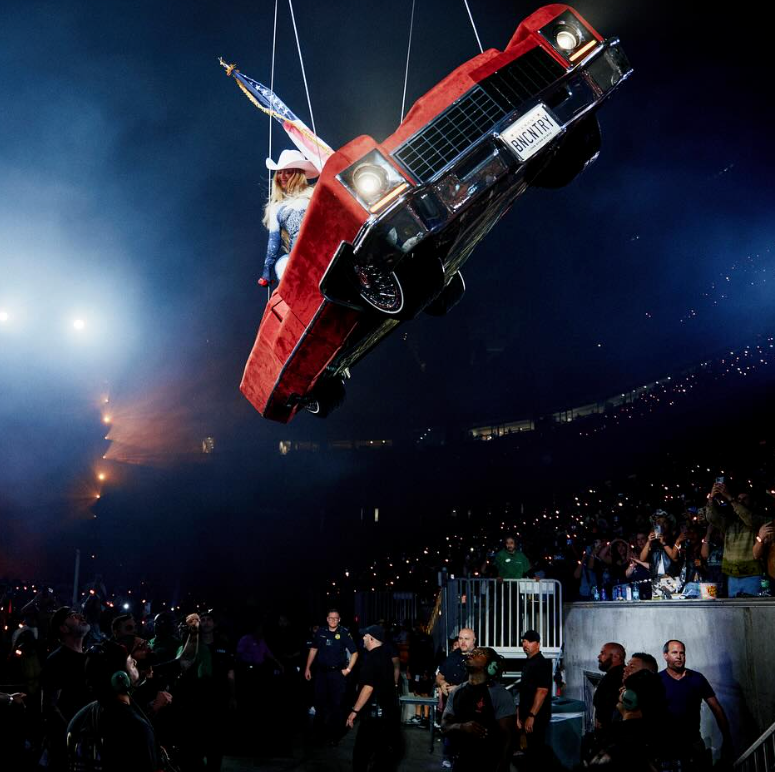 Beyoncé Handles Flying Car Malfunction During Houston Show Like a Super Woman