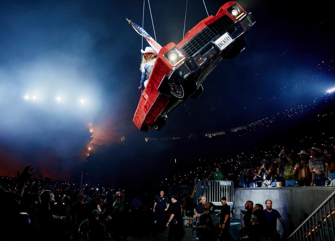 Beyoncé Handles Flying Car Malfunction During Houston Show Like a Super Woman