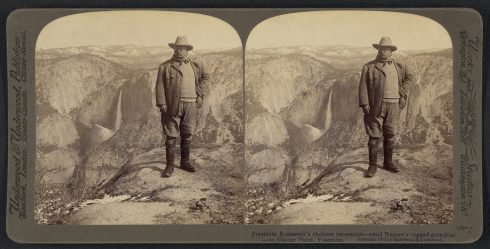 Op deze stereofoto uit circa 1903 staat de toenmalige Amerikaanse president Theodore Roosevelt bij Glacier Point in Yosemite National Park in de staat Californi Roosevelt was een fervent voorstander van het parksysteem er werden vijf nationale parken in het leven geroepen tijdens zijn regeerperiode
