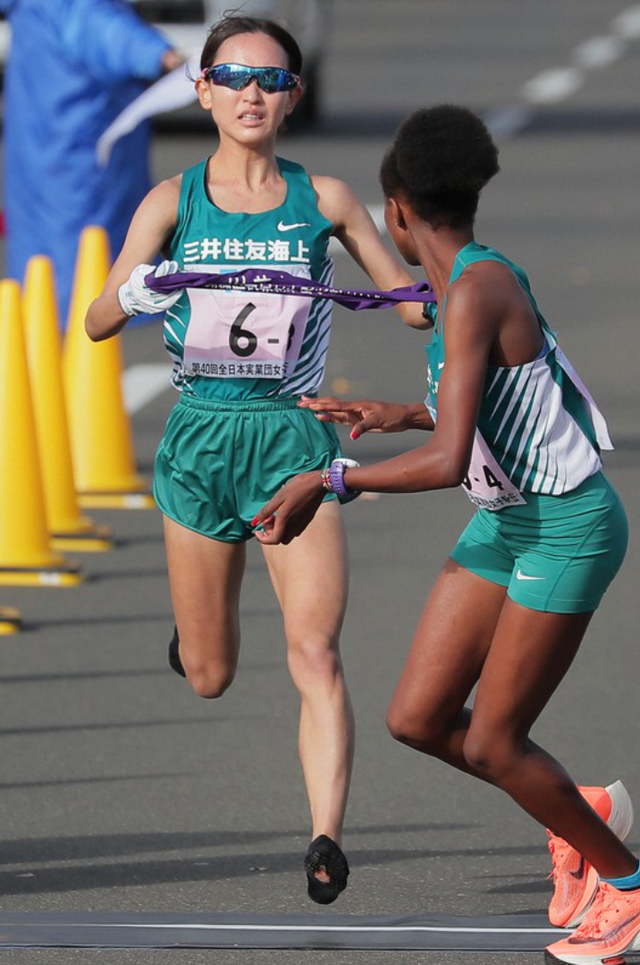 Japanese runner keeps running her race mcq swallow black sneaker even after losing her shoes