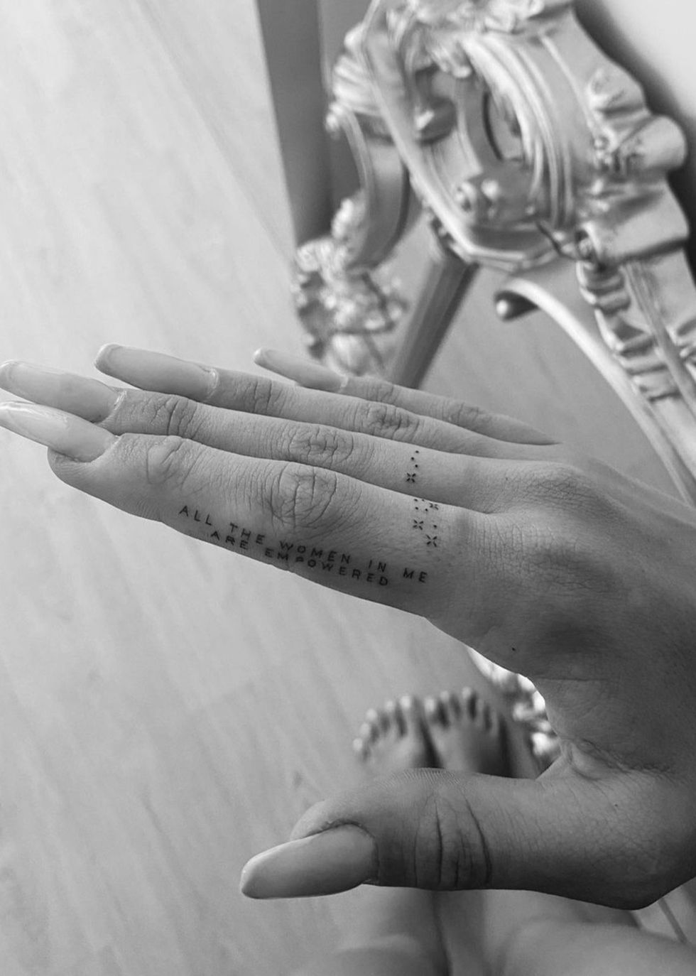 tatuajes manos joya caja tattoo