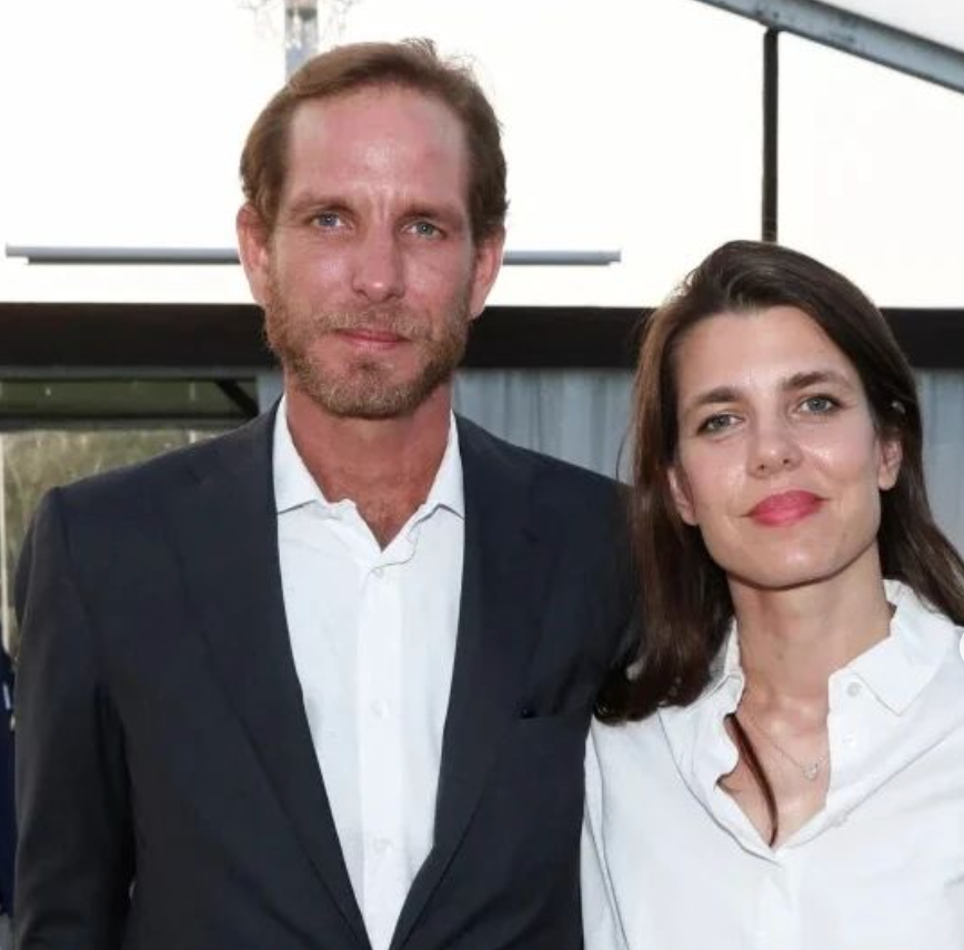 La elegante camisa blanca es de Charlotte Casiraghi y su hermano Andrea