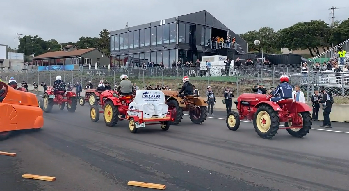 La réunion Rennsport de Porsche comprenait une course de tracteurs All