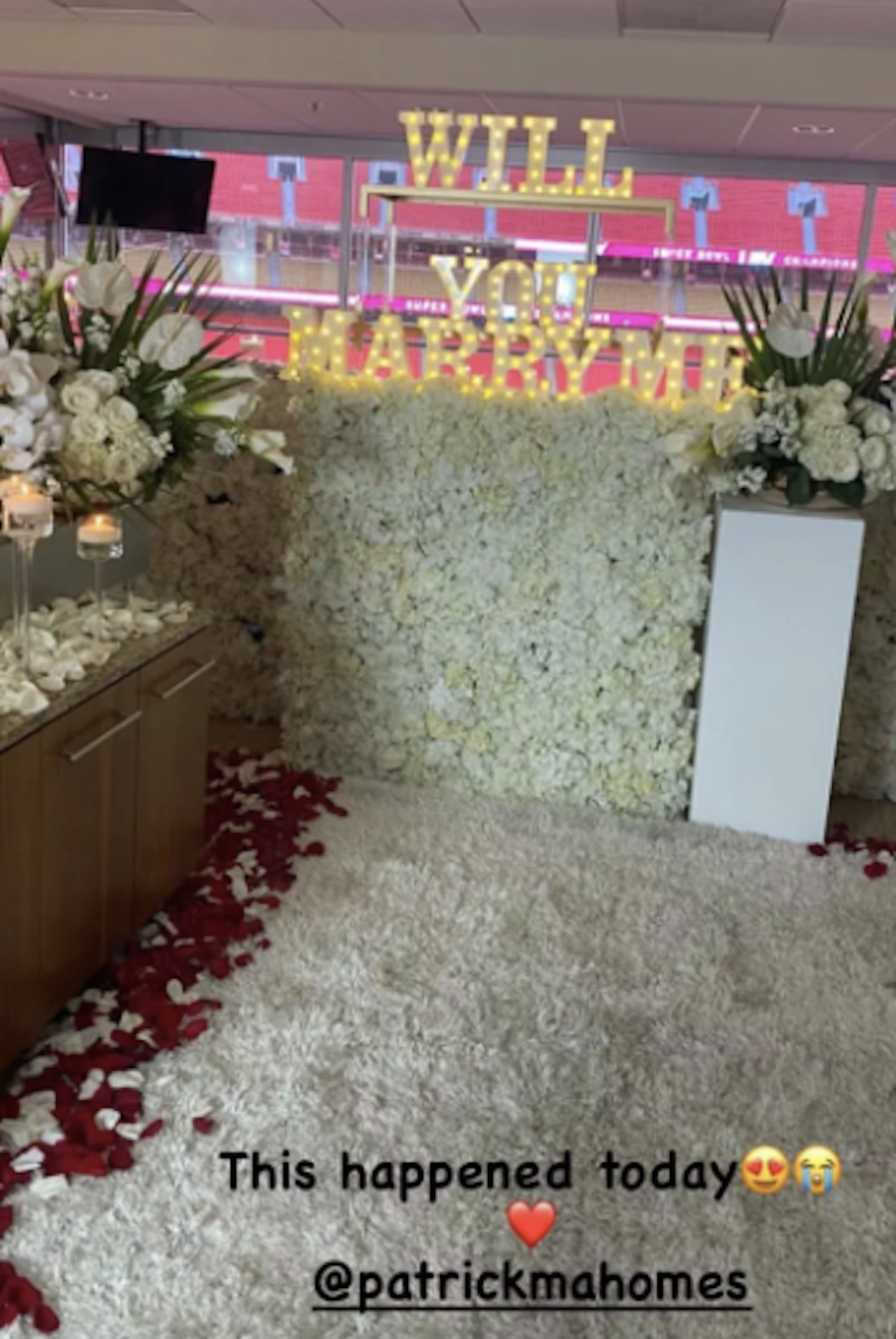 ein Zimmer mit Blumen und einem Tisch