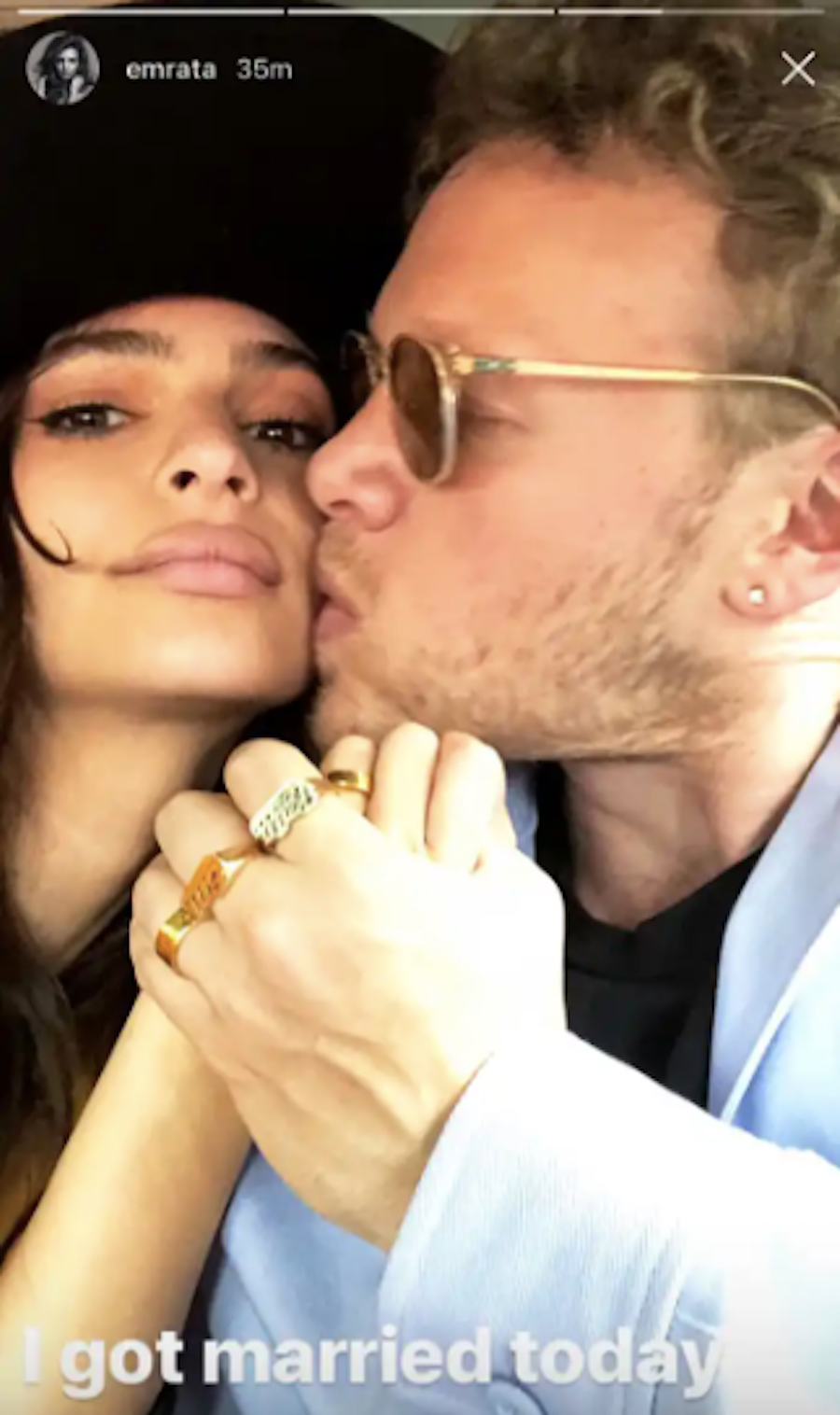 um homem beijando uma mulher na bochecha