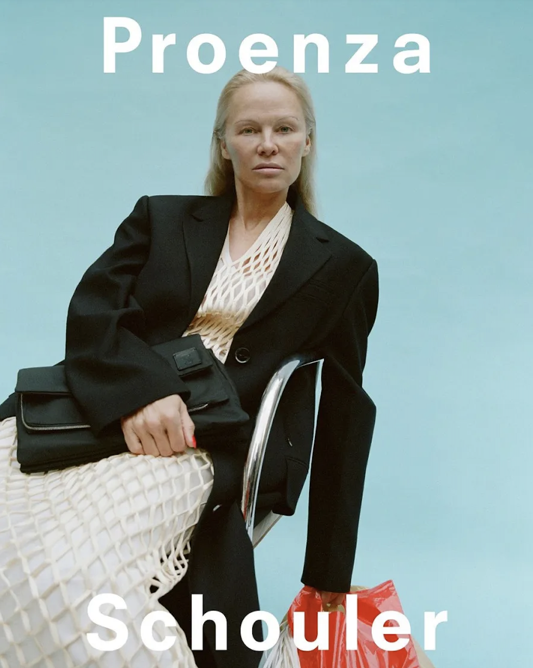 Pamela Anderson verschijnt make-uploos in een grote modecampagne