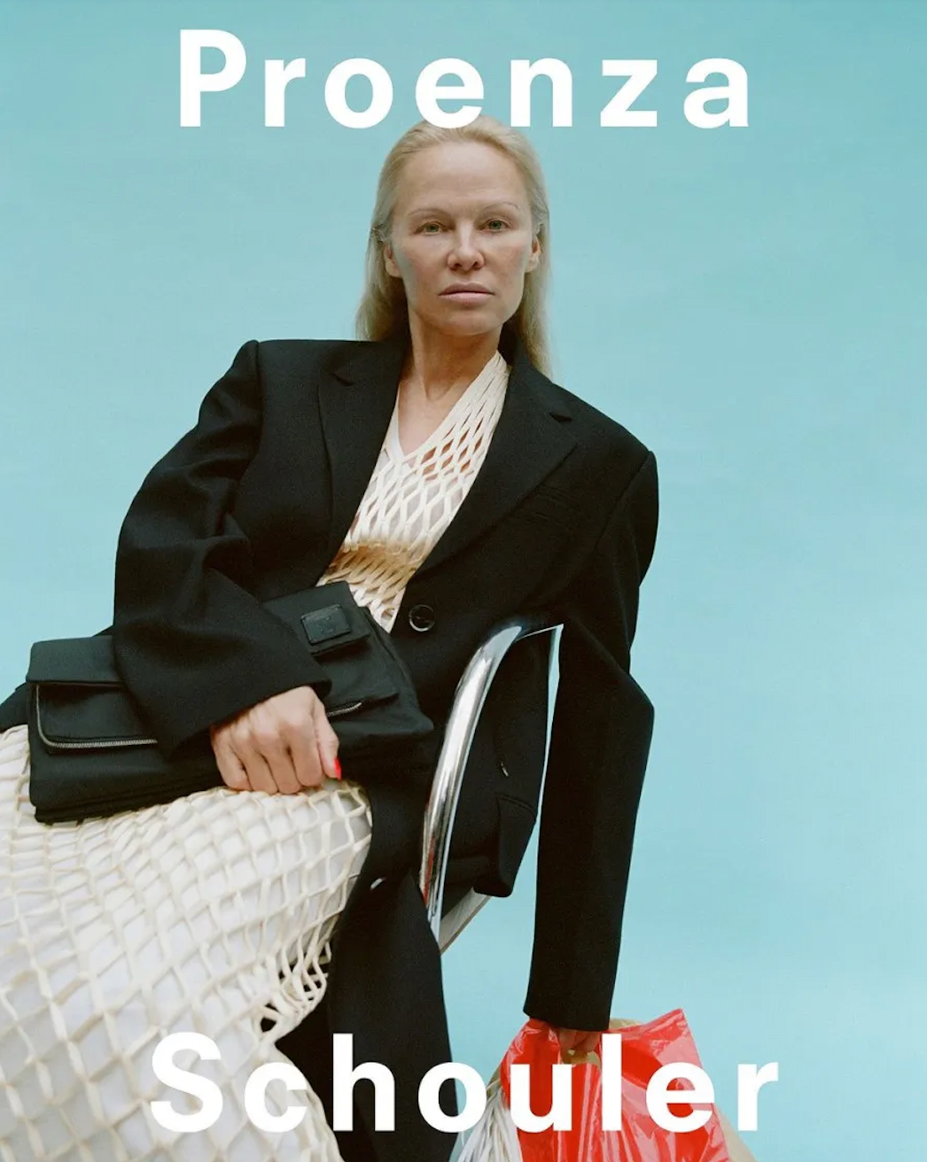 Pamela Anderson verschijnt make-uploos in een grote modecampagne