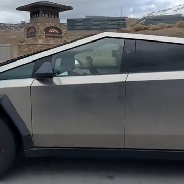Esta semana, un coche de policía Tesla se quedó sin batería en mitad de una  persecución