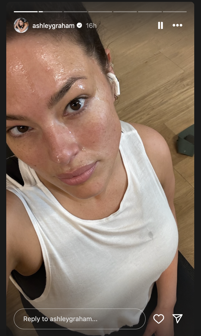 ashley graham taking a selfie with no makeup and sweat
