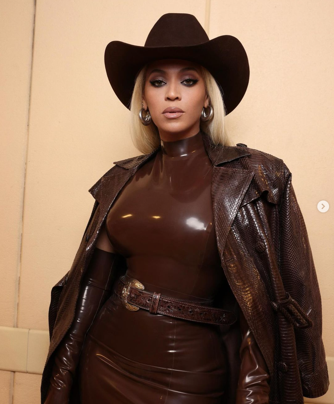 Beyoncé Gives Western Dressing Lots of Flair in a Snakeskin Trench and ...