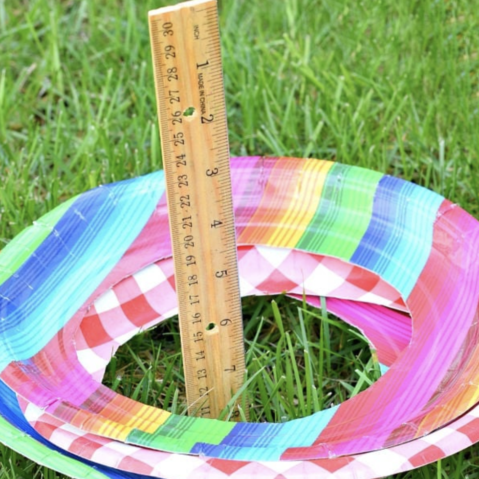 25 best outdoor activities for kids, paper plate toss, kid friendly things to do
