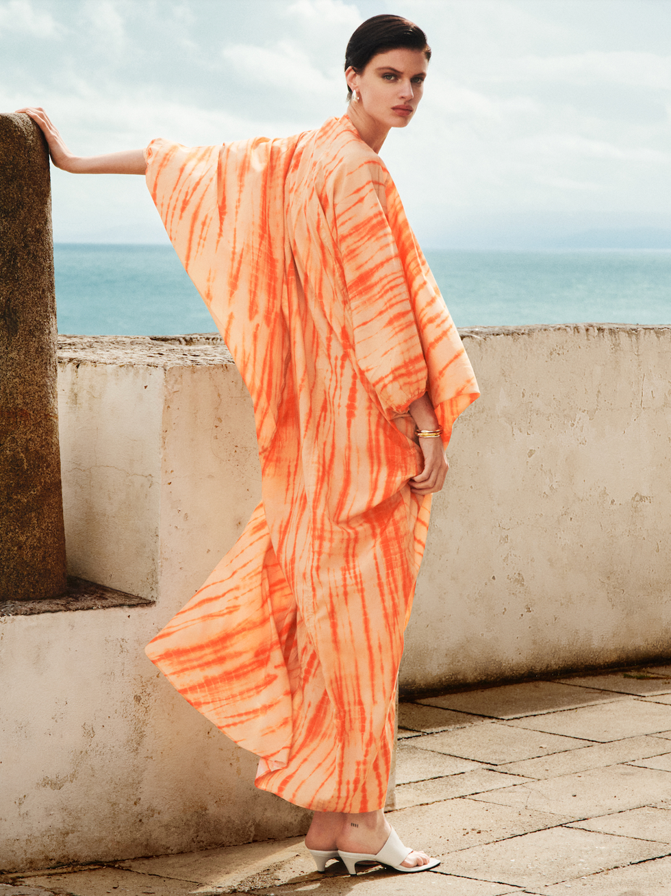 una persona con un vestido naranja