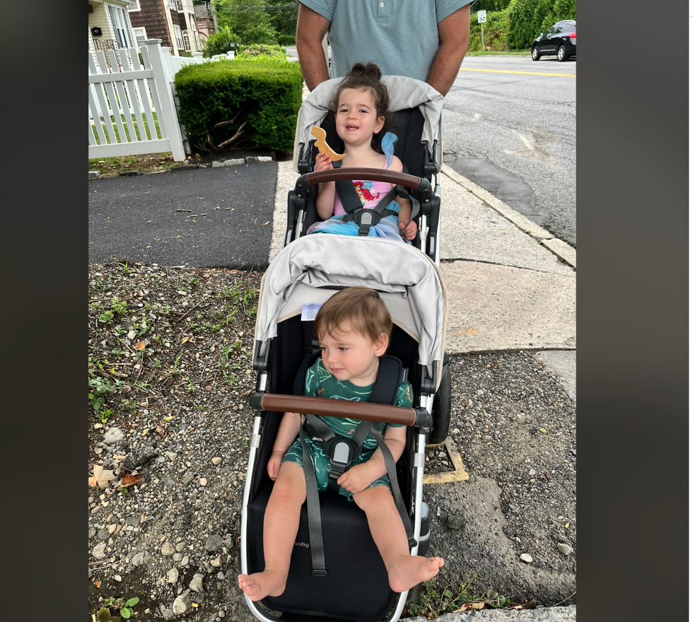 two children ride in the uppababy vista