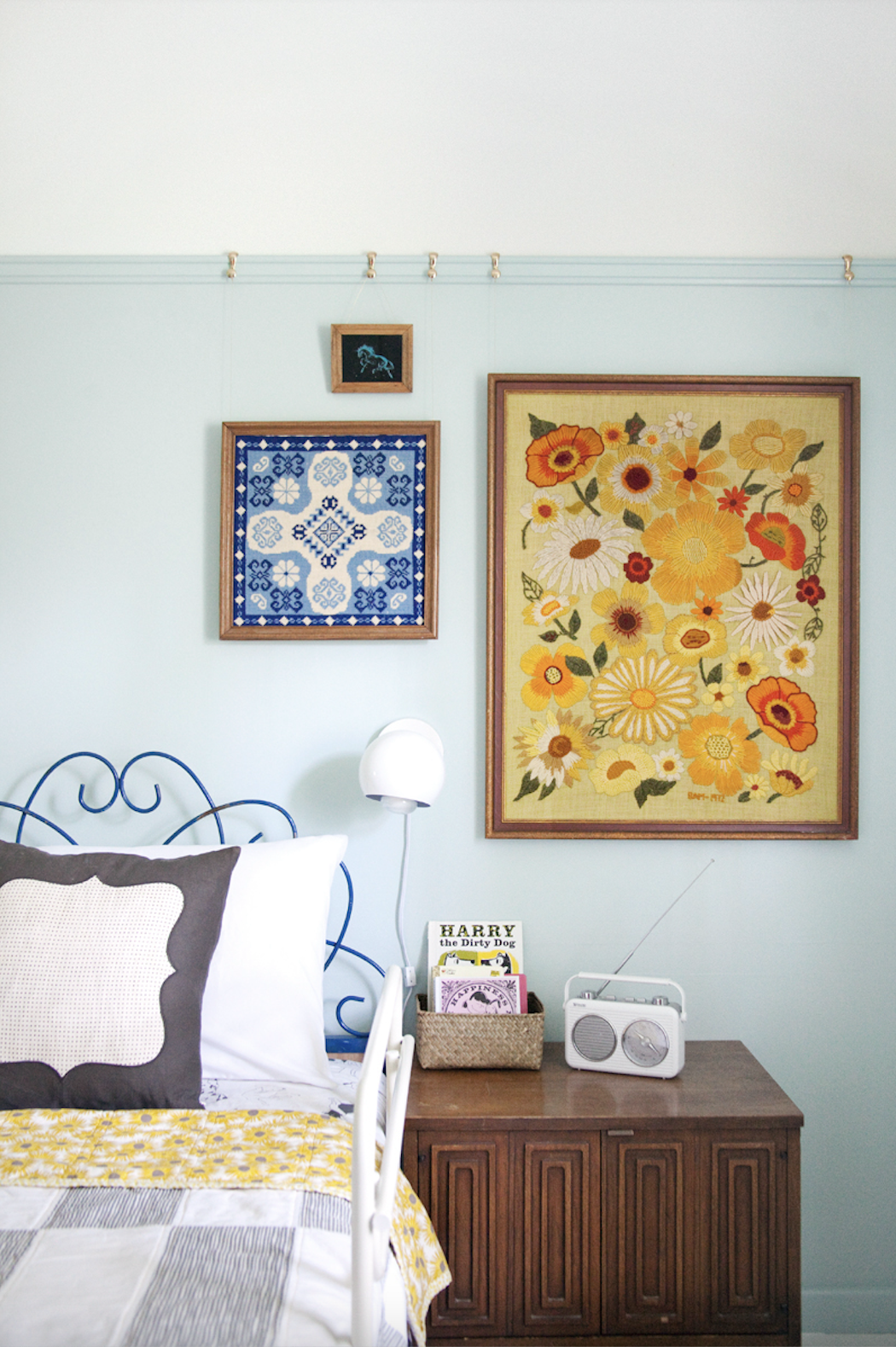 hanging canvas art without nails