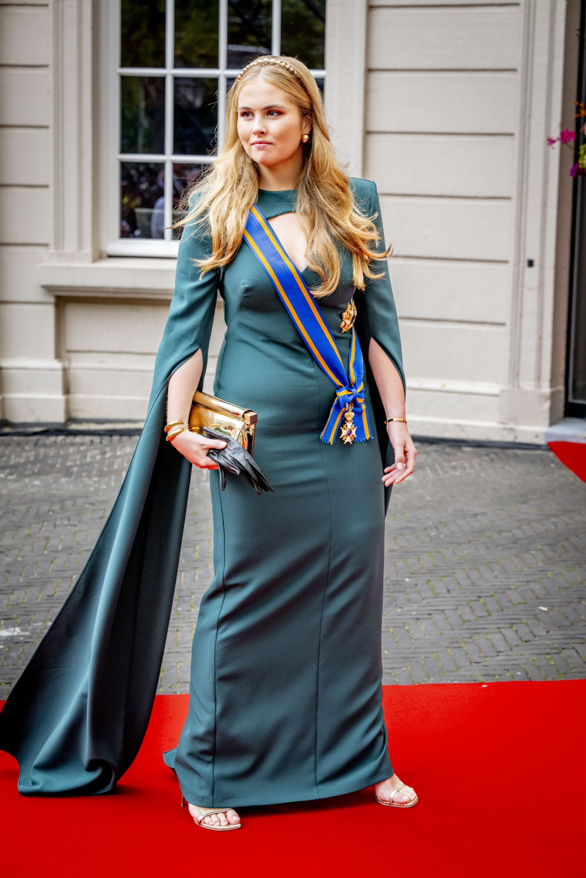 Amalia verrast op Prinsjesdag 2024 in rode loper-waardige jurk