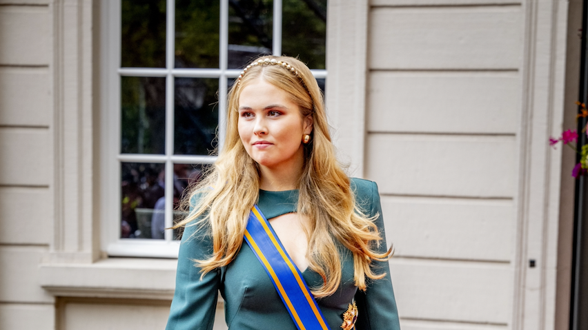 Amalia verrast op Prinsjesdag 2024 in rode loper-waardige jurk
