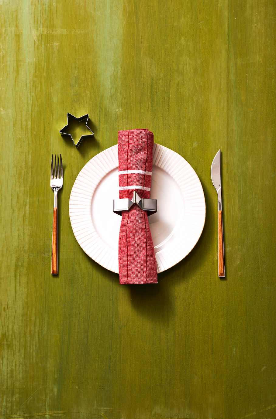 christmas table setting with cookie cutter napkin ring