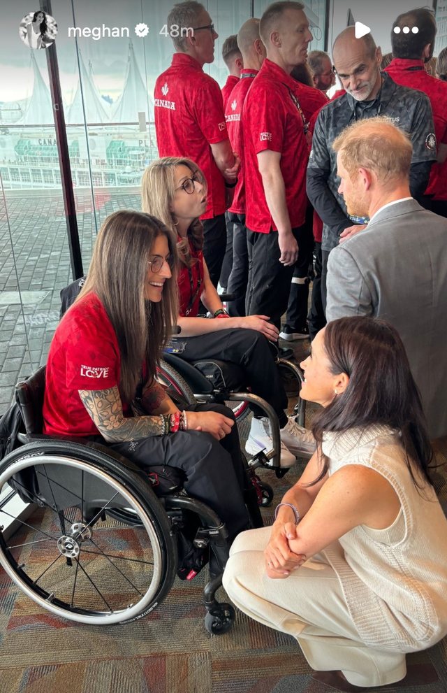 meghan markle speaks with an athlete at the 2025 invictus games